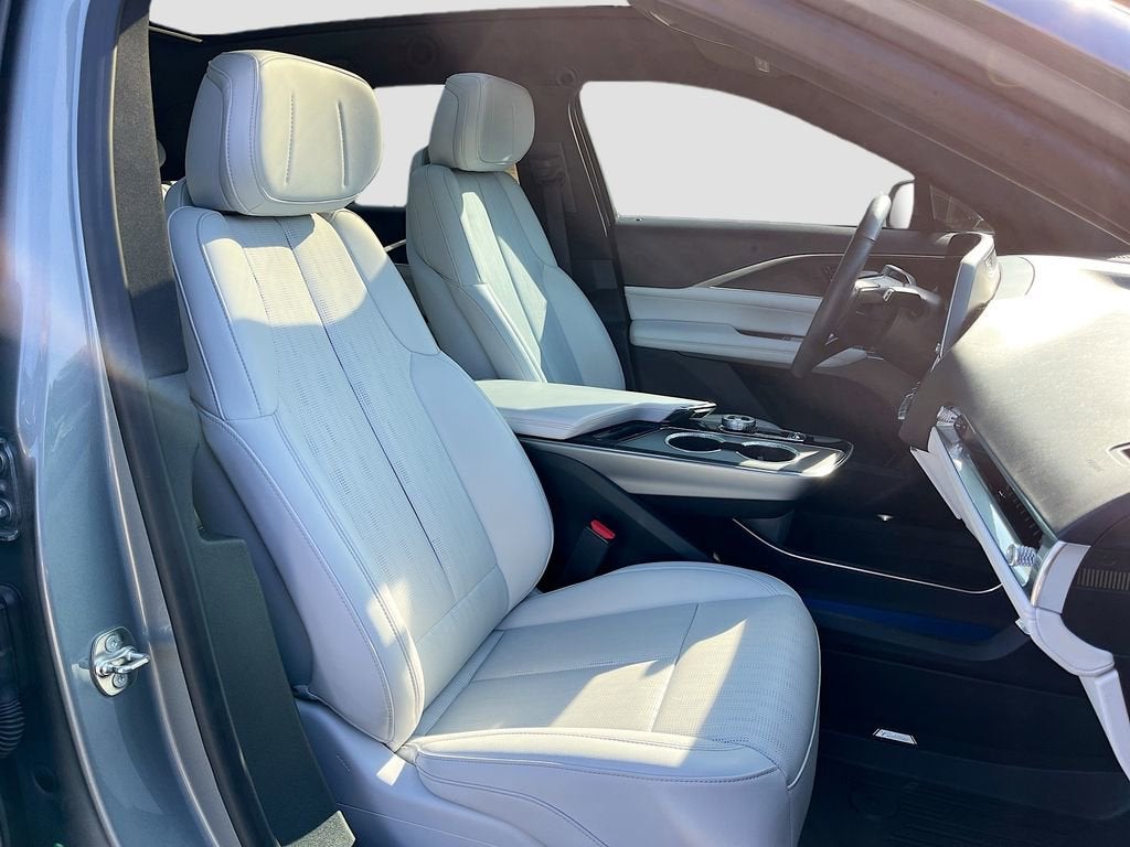2024 Cadillac LYRIQ Luxury 1