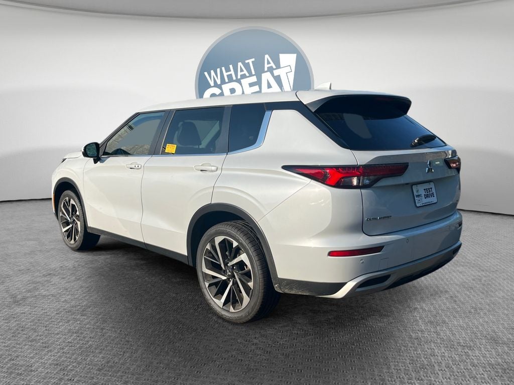 2023 Mitsubishi Outlander Base