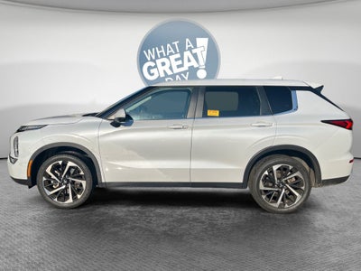 2023 Mitsubishi Outlander Base